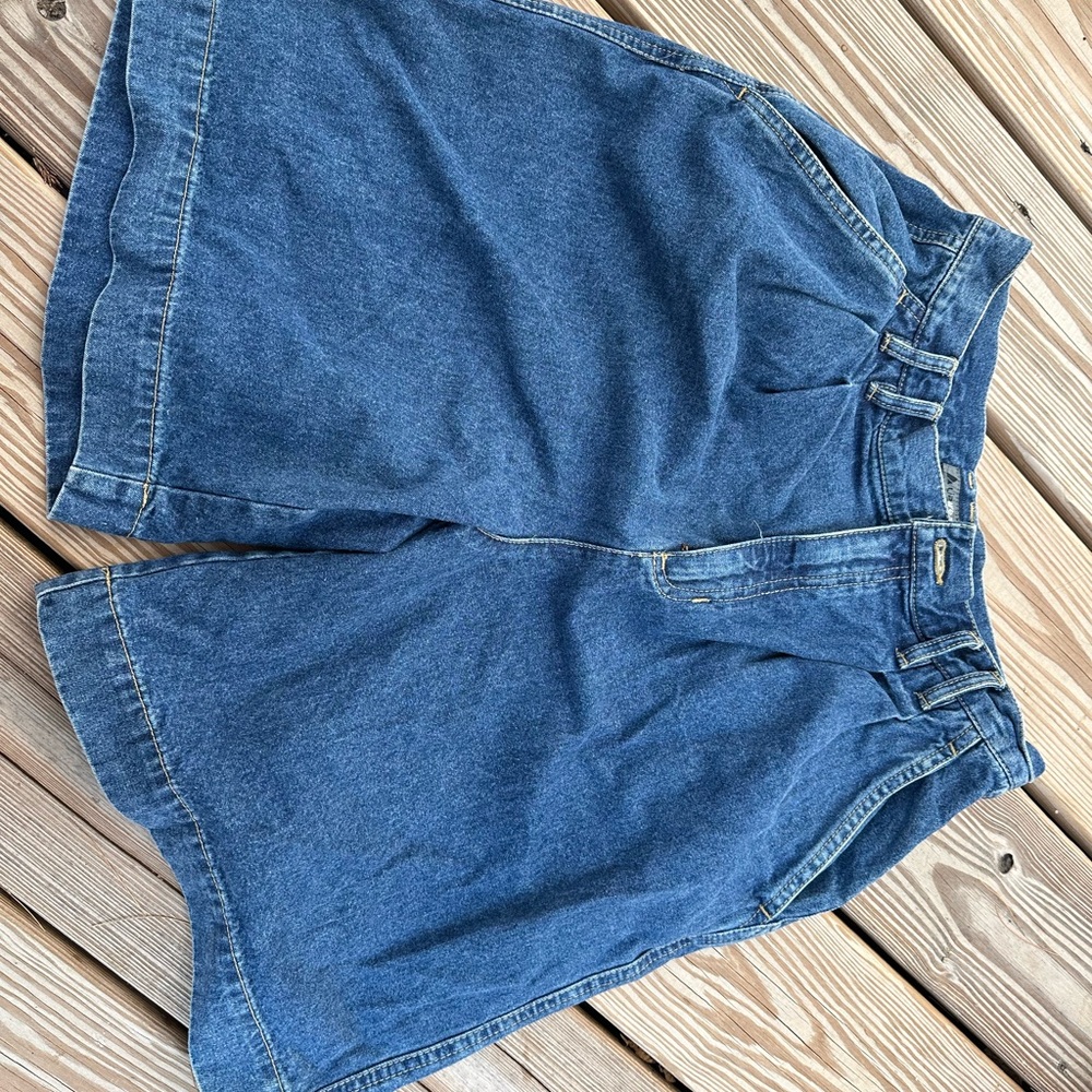 Liz wear denim shorts